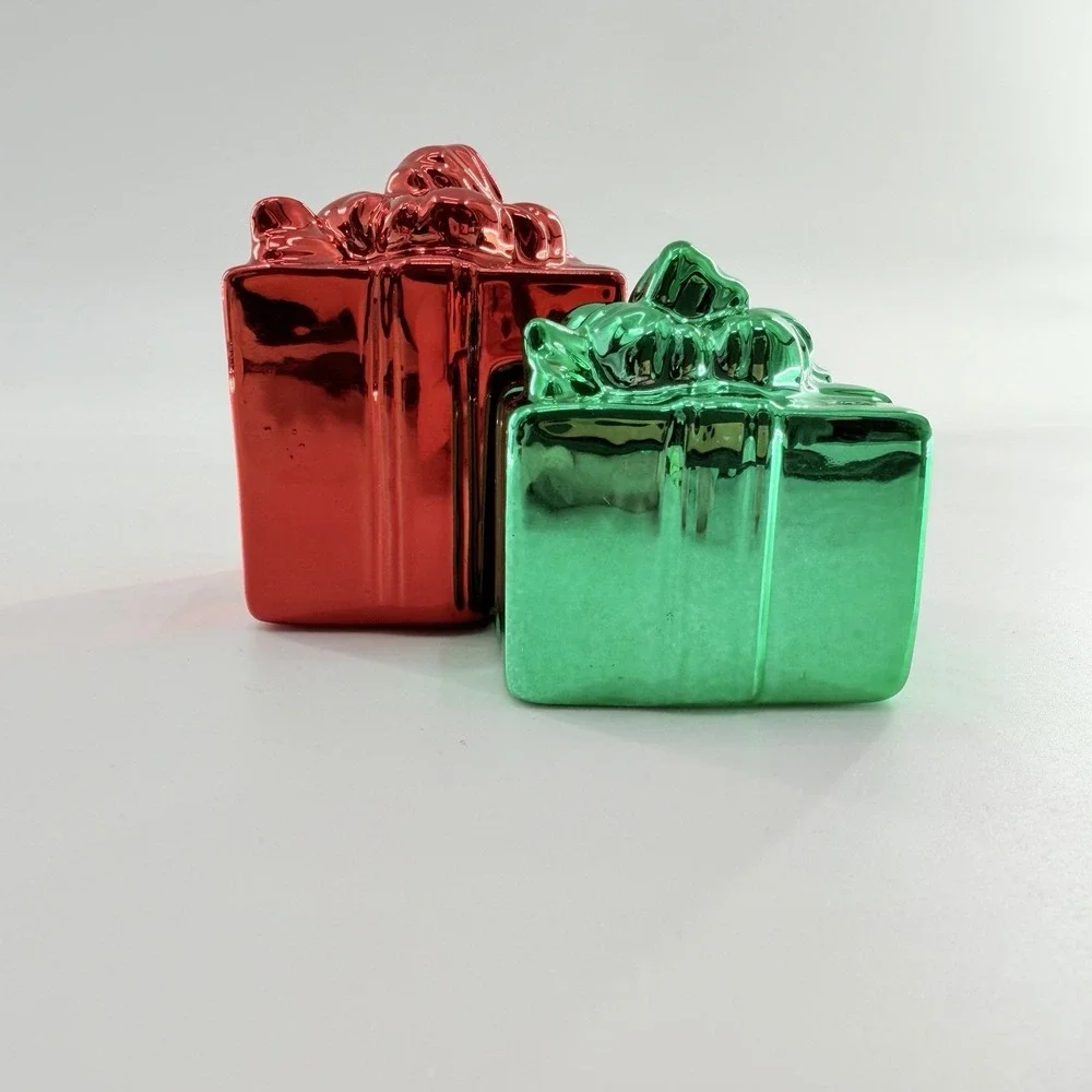 House of Lloyd Christmas Around The World Holiday Gifts Salt & Pepper Shakers